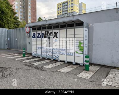 Alza Box-AlzaBox-Paketlogistik für Kunden, die außerhalb eines Einkaufszentrums stehen, Lieferkarton des E-Shops des Einzelhandelsunternehmens Alza, Lieferunternehmen Stockfoto