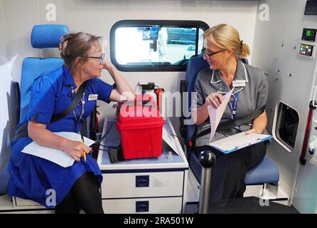 Advanced Nurse Practitioner Sarah Hardwick (rechts) diskutiert die Umstände eines Patienten, den sie aus dem East Surrey Hospital holen wollen, zusammen mit Senior Staff Nurse Jayne Farrance (links) in einem Krankenwagen, der von Sanitätern des South Thames Retrieval Service (STRS), einem Intensivpflegedienst, betrieben wird. Transport schwerkranker Kinder und Jugendlicher von örtlichen Krankenhäusern zu pädiatrischen Intensivstationen und Intensivstationen in der Region Süd-Themse mit speziell ausgerüsteten Krankenwagen. Foto: Freitag, 16. Juni 2023. Stockfoto