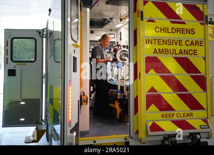 Fortgeschrittene Krankenschwester Sarah Hardwick führt vor der Abreise Kontrollen an einem Hamilton Beatmungsgerät in einem Krankenwagen durch, der von Sanitätern des South Thames Retrieval Service (STRS), einem Intensivpflegedienst, betrieben wird. Transport schwerkranker Kinder und Jugendlicher von örtlichen Krankenhäusern zu pädiatrischen Intensivstationen und Intensivstationen in der Region Süd-Themse mit speziell ausgerüsteten Krankenwagen. Foto: Freitag, 16. Juni 2023. Stockfoto