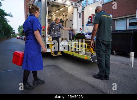 DIE REDAKTION VERMERKTE DAS BILD, DAS VON der PA-BILDSTELLE Advanced Nurse Practitioner Sarah Hardwick (Zentrum) neben Senior Staff Nurse Jayne Farrance (links) und Ambulance Technician Blair McMurrary (rechts) VERPIXELT wurde, erreichen St. George's Hospital zusammen mit ihrem jungen Patienten, der von einem Krankenwagen, der von Sanitätern des South Thames Retrieval Service (STRS), einem Intensivpflegedienst betrieben wird, abgesetzt wird, Transport schwerkranker Kinder und Jugendlicher von örtlichen Krankenhäusern zu pädiatrischen Intensivstationen und Intensivstationen in der Region Süd-Themse mit speziell ausgerüsteten Krankenwagen. Abbildung d Stockfoto