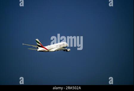 Datei Foto vom 26/03/22 eines Emirates Airbus A380, da das größte Flugzeug der Welt zum Flughafen Birmingham zurückkehrt, während Golfträger ihre Kapazität erhöhen. Emirates wird seinen Airbus A380s mit 615 Sitzen ab Samstag erstmals seit Beginn der Coronavirus-Pandemie für einen seiner zwei täglichen hin- und Rückflüge zwischen dem Flughafen West Midlands und Dubai, Vereinigte Arabische Emirate, wieder nutzen. Ausgabedatum: Samstag, 1. Juli 2023. Stockfoto