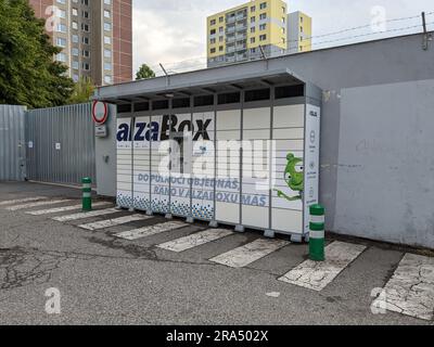 Alza Box-AlzaBox-Paketlogistik für Kunden, die außerhalb eines Einkaufszentrums stehen, Lieferkarton des E-Shops des Einzelhandelsunternehmens Alza, Lieferunternehmen Stockfoto