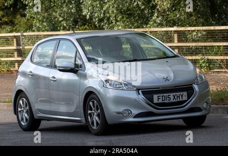 Milton Keynes, Großbritannien - 24. 2023. Juni. 2015 PEUGEOT 208 Auto, das auf einer englischen Landstraße fährt Stockfoto