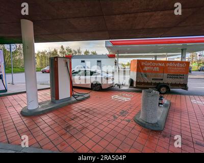 Humpolec, TSCHECHISCHE REPUBLIK - 16. Mai 2023: Tesla Ladestationen befinden sich in der EU, um Eigentümer des Elektroautos unterzubringen.Tesla Supercharger Stockfoto