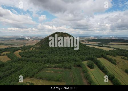 Ceske Stredohori Hill Range - zentrales böhmisches Hochland oder zentrales böhmisches Hochland und geschützte Landschaft, Panoramablick auf die Berge, Mila Stockfoto