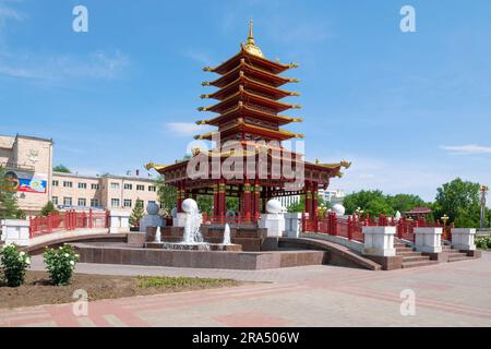 Blick auf die buddhistische Pagode «Sieben Tage» an einem sonnigen Juni-Tag Stockfoto