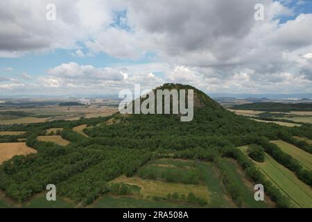 Ceske Stredohori Hill Range - zentrales böhmisches Hochland oder zentrales böhmisches Hochland und geschützte Landschaft, Panoramablick auf die Berge, Mila Stockfoto