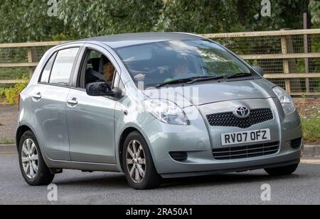 Milton Keynes, Großbritannien - 24. 2023. Juni. 2007 TOYOTA YARIS Auto, das auf einer englischen Landstraße fährt Stockfoto