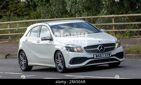 Milton Keynes, Großbritannien - 29. 2023. Juni. Weißer 2017-Dieselmotor MERCEDES-BENZ A-KLASSE, der auf einer englischen Landstraße unterwegs ist Stockfoto