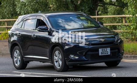 Milton Keynes, Großbritannien - 29. 2023. Juni. 2014 schwarzer Hybrid-Elektro-TOYOTA HARRIER, der auf einer englischen Landstraße unterwegs ist Stockfoto