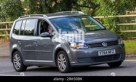 Milton Keynes, Großbritannien - 29. 2023. Juni. 2014,VOLKSWAGEN TOURAN Auto fährt auf einer englischen Landstraße Stockfoto