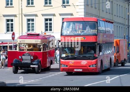 SANKT PETERSBURG, RUSSLAND - 27. JUNI 2023: Zwei Sightseeing-Busse ZIS-8 und höher KLQ6109GS warten an einem sonnigen Juni-Tag auf Passagiere Stockfoto