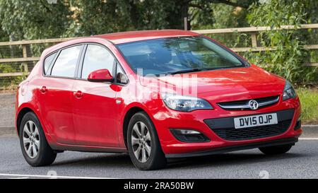 Milton Keynes, Großbritannien - 29. 2023. Juni. 2015 rotes VAUXHALL ASTRA Auto, das auf einer englischen Landstraße fährt Stockfoto