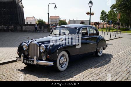 Jaguar Mark IX, dunkelblaue, viertürige Luxuslimousine, hergestellt zwischen 1958 und 1961, in Mafra, Portugal Stockfoto