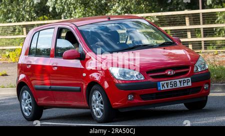 Milton Keynes, Großbritannien - 29. 2023. Juni. 2008 rotes HYUNDAI GETZ Auto, das auf einer englischen Landstraße fährt Stockfoto