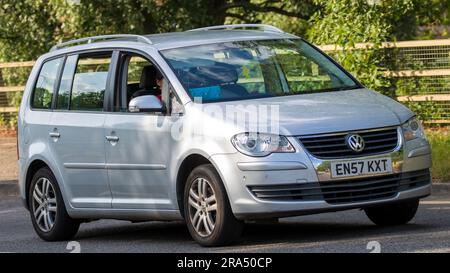 Milton Keynes, Großbritannien - 29. 2023. Juni. 2007 VOLKSWAGEN TOURAN, der auf einer englischen Landstraße fährt Stockfoto