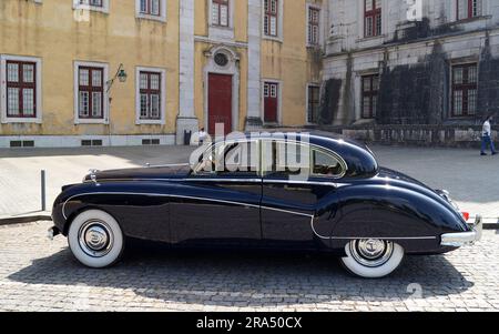 Jaguar Mark IX, dunkelblaue, viertürige Luxuslimousine, hergestellt zwischen 1958 und 1961, in Mafra, Portugal Stockfoto