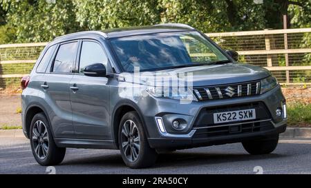 Milton Keynes, Großbritannien - 29. 2023. Juni. 2022 graues SUZUKI VITARA SZ5 HEV ALLGRIP AUTO, das auf einer englischen Landstraße fährt Stockfoto