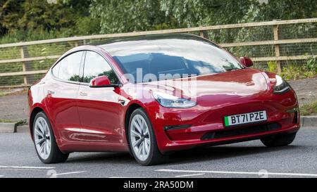 Milton Keynes, Großbritannien - 29. 2023. Juni. 2021 rotes TESLA MODELL 3 MIT Allradantrieb UND GROSSER REICHWEITE, das auf einer englischen Landstraße fährt Stockfoto