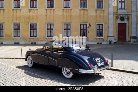 Jaguar Mark IX, dunkelblaue, viertürige Luxuslimousine, hergestellt zwischen 1958 und 1961, in Mafra, Portugal Stockfoto