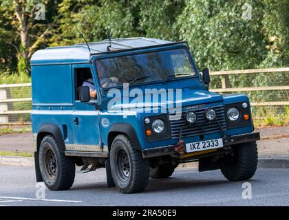 Milton Keynes, Großbritannien - 24. 2023. Juni. Land ROVER DEFENDER 1986, der auf einer englischen Landstraße fährt Stockfoto