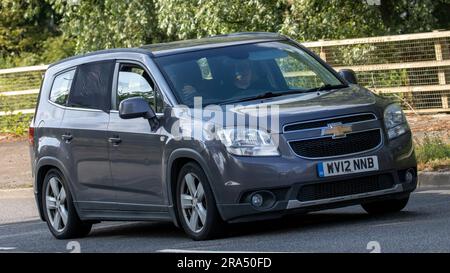 Milton Keynes, Großbritannien - 24. 2023. Juni. 2012 CHEVROLET ORLANDO Auto auf einer englischen Landstraße Stockfoto