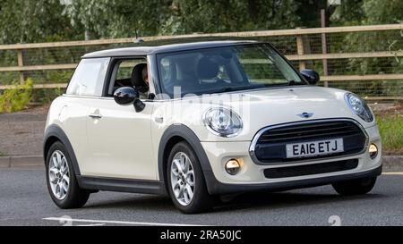 Milton Keynes, Großbritannien - 24. 2023. Juni. 2016 weißes MINI-COOPER-Auto, das auf einer englischen Landstraße fährt Stockfoto