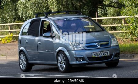 Milton Keynes, Großbritannien - 24. 2023. Juni. 2009 VAUXHALL MERIVA Auto fährt auf einer englischen Landstraße Stockfoto