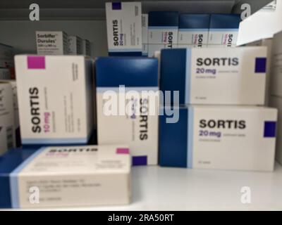 Apotheke Store-Atorvastatin, Box of Sortis Tablets-Pfizer. Atorvastatin Cholesterin Preventiv Tablets-Statine werden zur Behandlung von Hypercholesterinämie verwendet Stockfoto