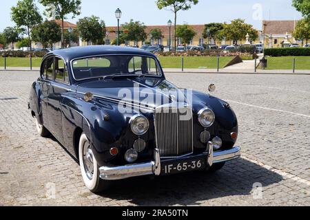 Jaguar Mark IX, dunkelblaue, viertürige Luxuslimousine, hergestellt zwischen 1958 und 1961, in Mafra, Portugal Stockfoto