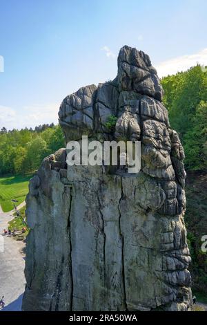 Blick von oben auf die gigantischen Sandsteinklippen der Externsteine im Teutoburger Wald in Deutschland Stockfoto