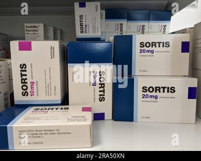 Apotheke Store-Atorvastatin, Box of Sortis Tablets-Pfizer. Atorvastatin Cholesterin Preventiv Tablets-Statine werden zur Behandlung von Hypercholesterinämie verwendet Stockfoto