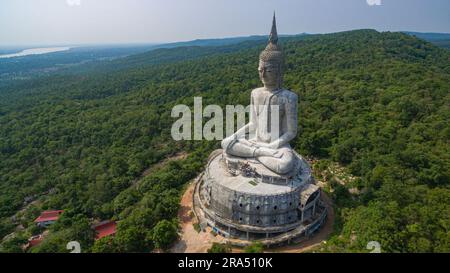 Blick aus der Vogelperspektive auf die große weiße buddha-Statue auf dem Berg für thailänder, die am 15. Mai 20 im Wat ROI Phra Phutthabat Phu Manorom ein respektvolles Gebet besuchen Stockfoto