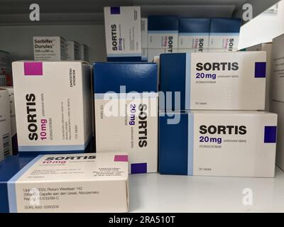 Apotheke Store-Atorvastatin, Box of Sortis Tablets-Pfizer. Atorvastatin Cholesterin Preventiv Tablets-Statine werden zur Behandlung von Hypercholesterinämie verwendet Stockfoto