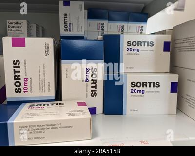 Apotheke Store-Atorvastatin, Box of Sortis Tablets-Pfizer. Atorvastatin Cholesterin Preventiv Tablets-Statine werden zur Behandlung von Hypercholesterinämie verwendet Stockfoto