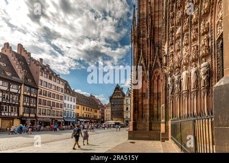 Straßburg, Frankreich - 19. Juni 2023: Straßburger Dom vom Platz der Kathedrale mit vielen typischen Häusern in Straßburg aus gesehen Stockfoto