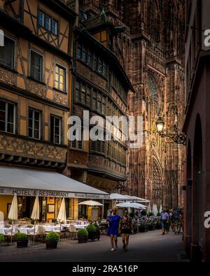 Straßburg, Frankreich - 19. Juni 2023: Straßburger Kathedrale vom Domplatz aus gesehen mit alten Fachwerkhäusern Stockfoto