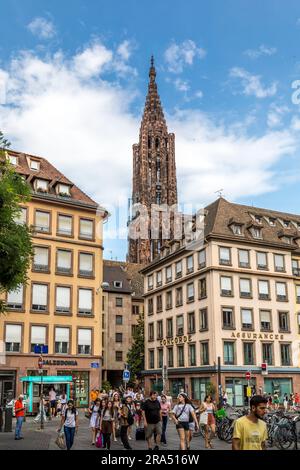 Straßburg, Frankreich - 19. Juni 2023: Straßburger Kathedrale von einem Ort aus gesehen, der zum Domplatz führt. Stockfoto