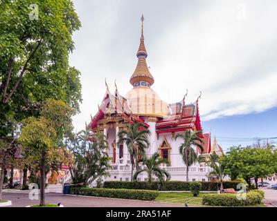 Wat Chai Mongkhon, der große buddhistische Tempel in Südpattaya, die Ferienstadt in der Provinz Chonburi, Thailand. Stockfoto