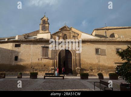 UBEDA, SPANIEN – 4. DEZEMBER 2022: Kloster Santa Clara. Erbaut im 12. Jahrhundert, wurde es 1979 zum Nationaldenkmal erklärt. Stockfoto