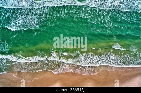 Blick von oben auf die Wellen am Sandstrand der Ostsee in Polen Stockfoto
