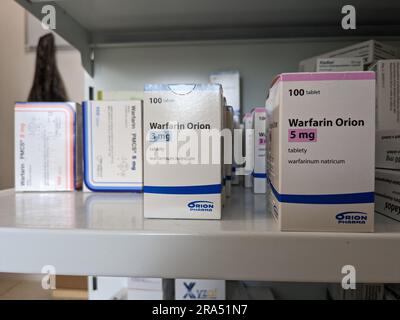 Apotheke Store-Packet von Warfarin Tabletten, verwendet zur Blutverdünnung bei Patienten, die ein Risiko für Blutgerinnsel haben, die Schlaganfälle und Herzerkrankungen verursachen können. Stockfoto