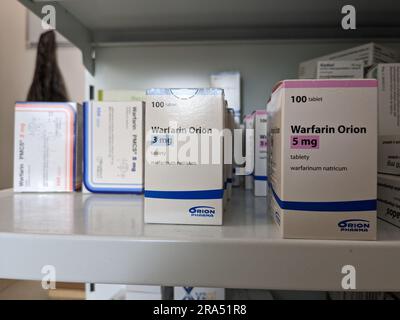 Apotheke Store-Packet von Warfarin Tabletten, verwendet zur Blutverdünnung bei Patienten, die ein Risiko für Blutgerinnsel haben, die Schlaganfälle und Herzerkrankungen verursachen können. Stockfoto