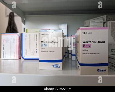 Apotheke Store-Packet von Warfarin Tabletten, verwendet zur Blutverdünnung bei Patienten, die ein Risiko für Blutgerinnsel haben, die Schlaganfälle und Herzerkrankungen verursachen können. Stockfoto