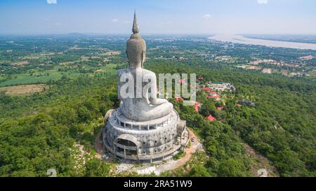 Blick aus der Vogelperspektive auf die große weiße buddha-Statue auf dem Berg für thailänder, die am 15. Mai 20 im Wat ROI Phra Phutthabat Phu Manorom ein respektvolles Gebet besuchen Stockfoto