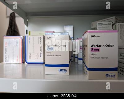 Apotheke Store-Packet von Warfarin Tabletten, verwendet zur Blutverdünnung bei Patienten, die ein Risiko für Blutgerinnsel haben, die Schlaganfälle und Herzerkrankungen verursachen können. Stockfoto