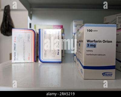 Apotheke Store-Packet von Warfarin Tabletten, verwendet zur Blutverdünnung bei Patienten, die ein Risiko für Blutgerinnsel haben, die Schlaganfälle und Herzerkrankungen verursachen können. Stockfoto