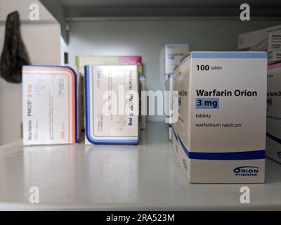 Apotheke Store-Packet von Warfarin Tabletten, verwendet zur Blutverdünnung bei Patienten, die ein Risiko für Blutgerinnsel haben, die Schlaganfälle und Herzerkrankungen verursachen können. Stockfoto