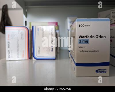 Apotheke Store-Packet von Warfarin Tabletten, verwendet zur Blutverdünnung bei Patienten, die ein Risiko für Blutgerinnsel haben, die Schlaganfälle und Herzerkrankungen verursachen können. Stockfoto