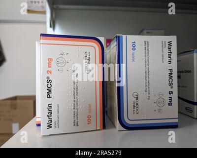 Apotheke Store-Packet von Warfarin Tabletten, verwendet zur Blutverdünnung bei Patienten, die ein Risiko für Blutgerinnsel haben, die Schlaganfälle und Herzerkrankungen verursachen können. Stockfoto